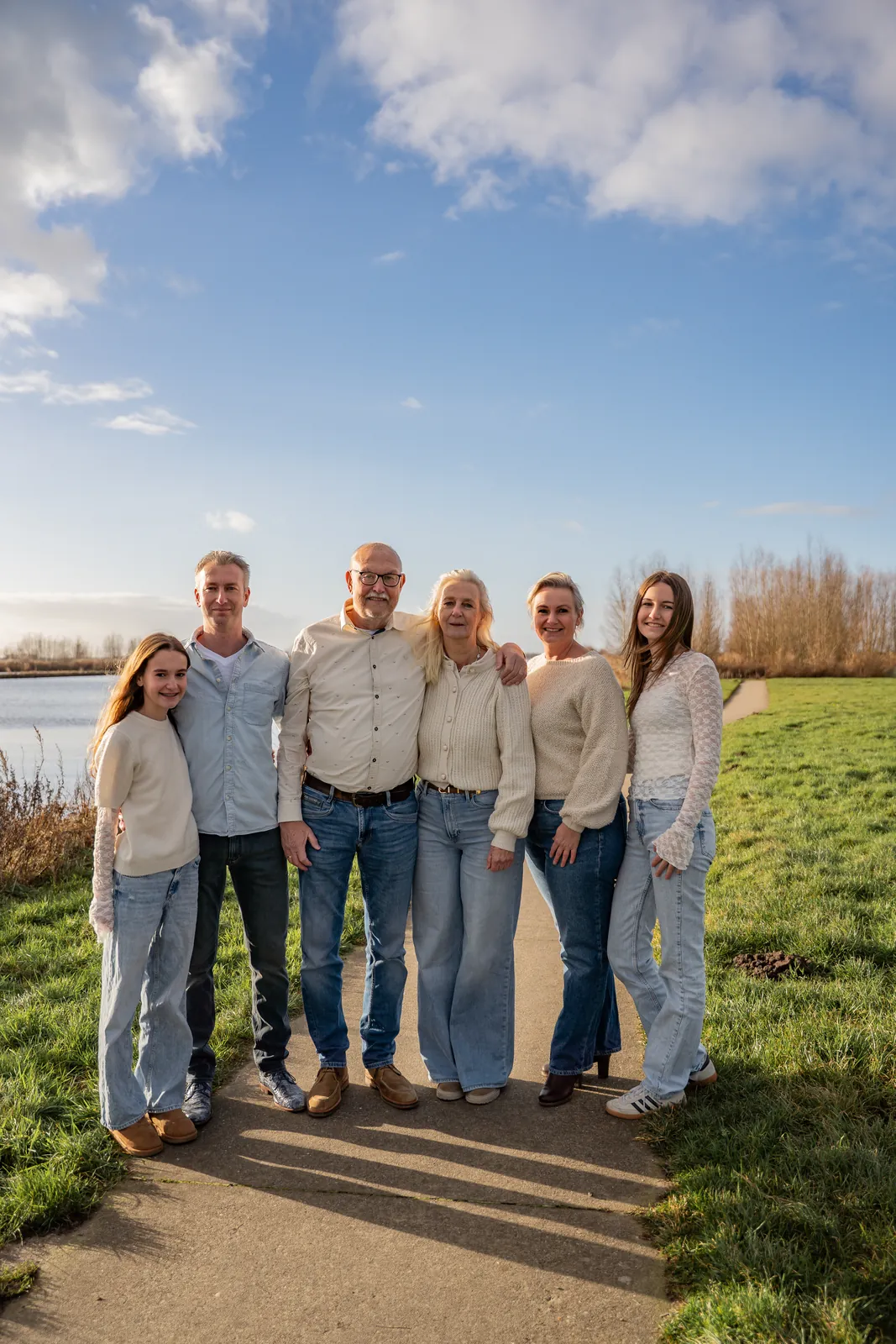 Familieportret van drie generaties aan het water