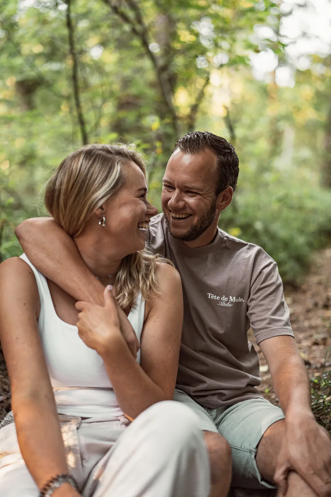 Koppelshoot: lachend stel in het bos