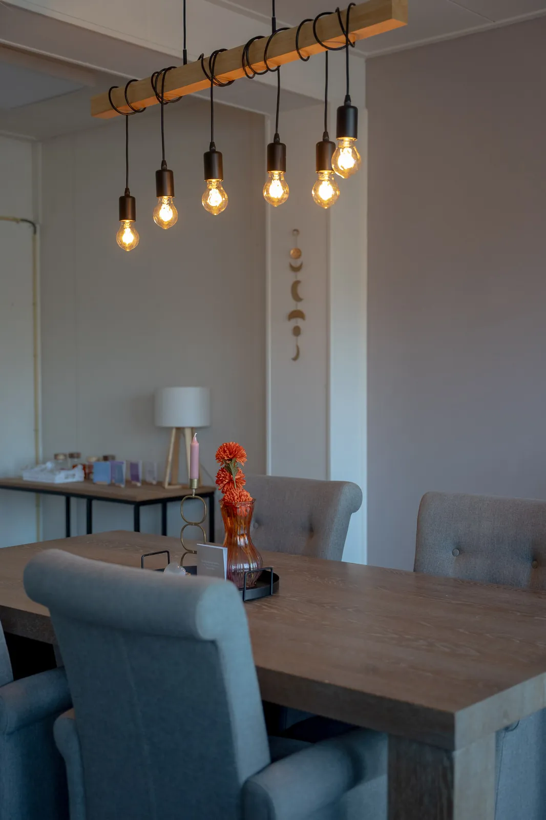 Sfeervolle hoek van de praktijkruimte met warme verlichting