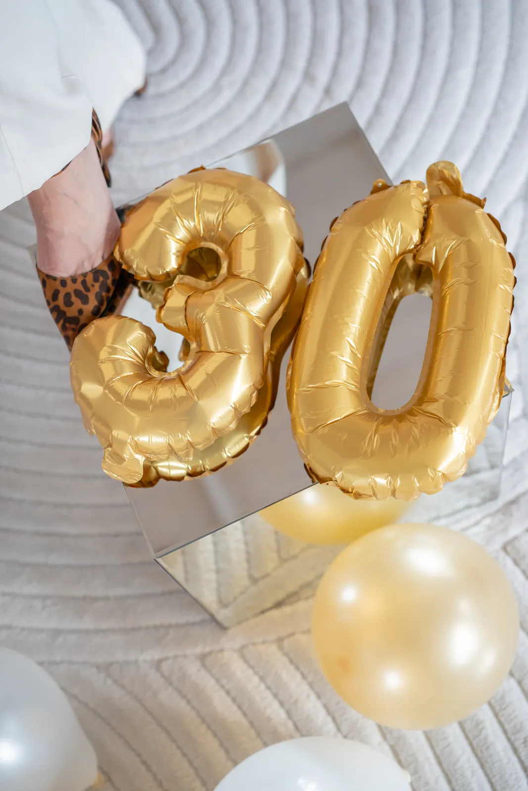 Detailfoto met feestballonnen bij een jubileum