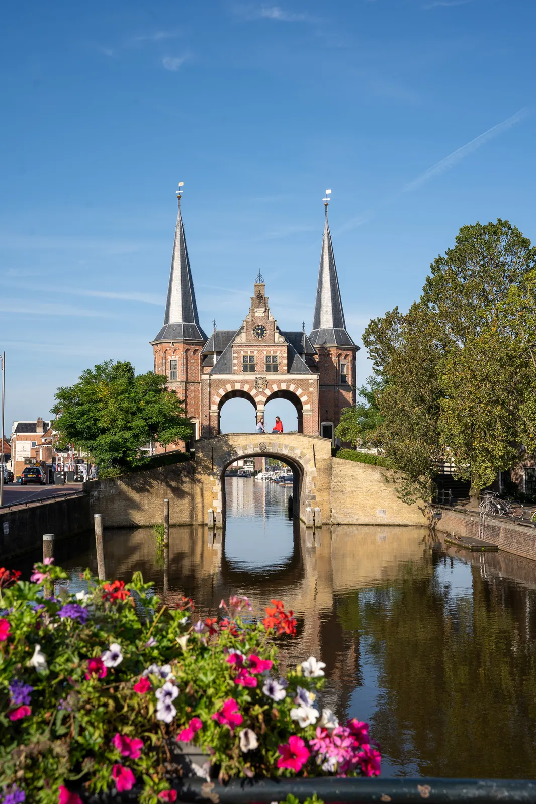 De Waterpoort van Sneek in de ochtendzon