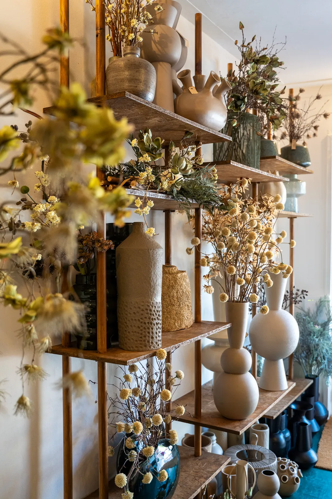 Woonwinkel met vazen en droogbloemen