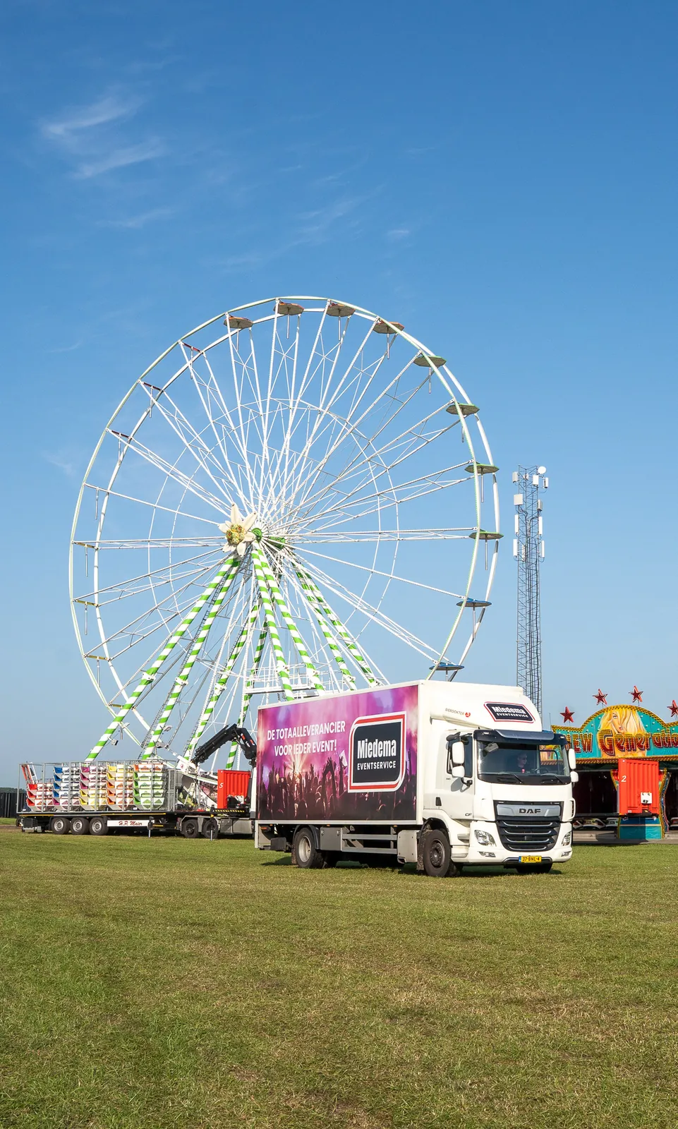 Eventservice met reuzenrad op een evenemententerrein