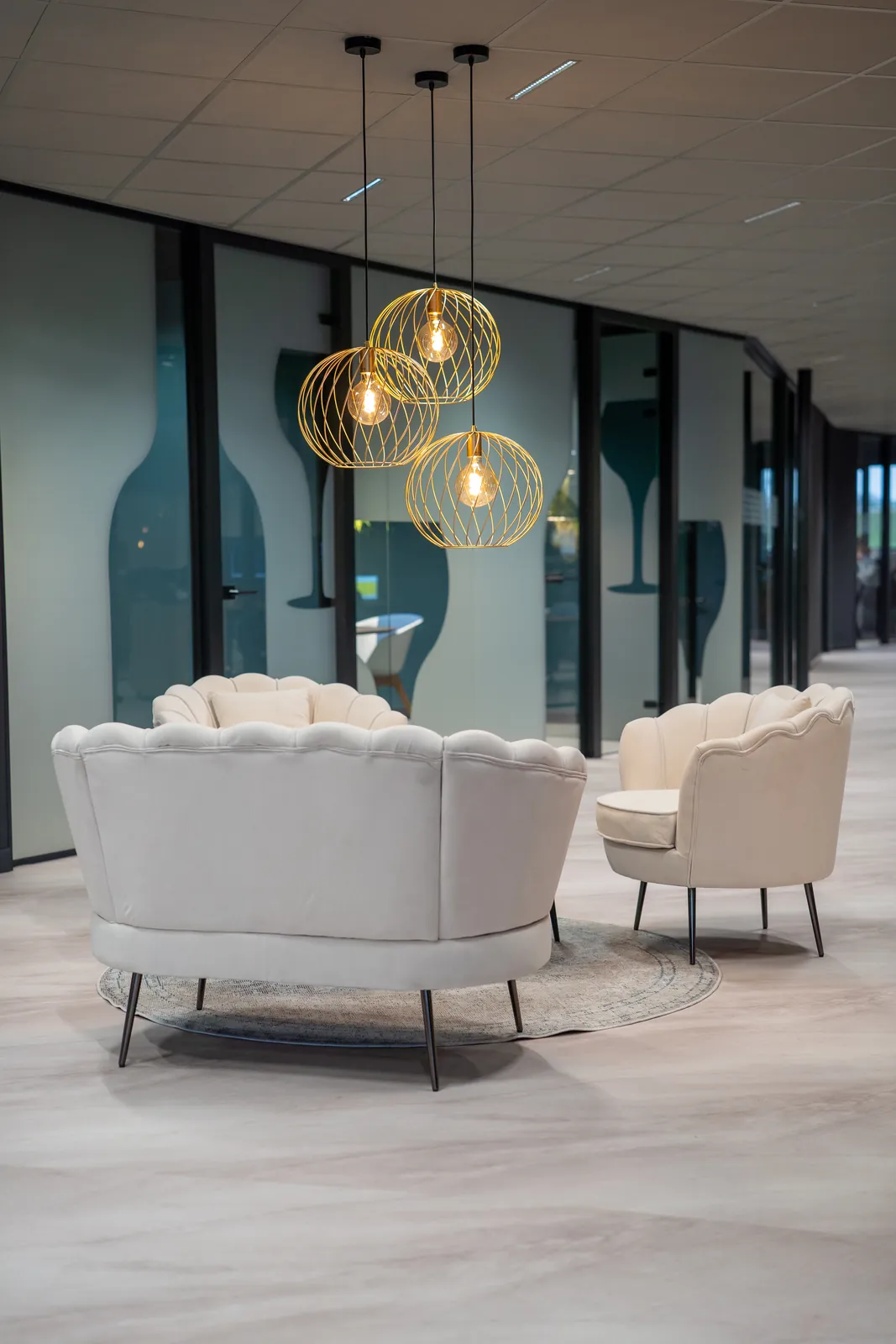 Interieurfotografie: loungehoek met gouden hanglampen